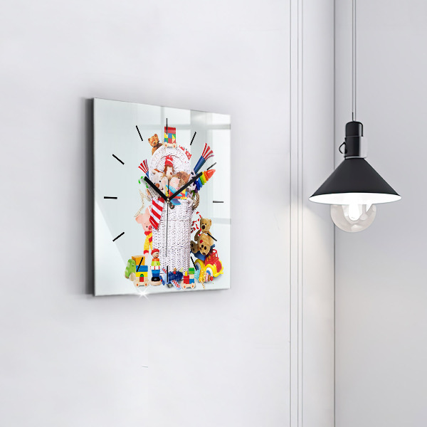 Wanduhr quadratisch mit motiv Weidenkorb mit Spielzeug