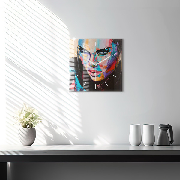 Wanduhr modern quadratisch Porträt einer Frau