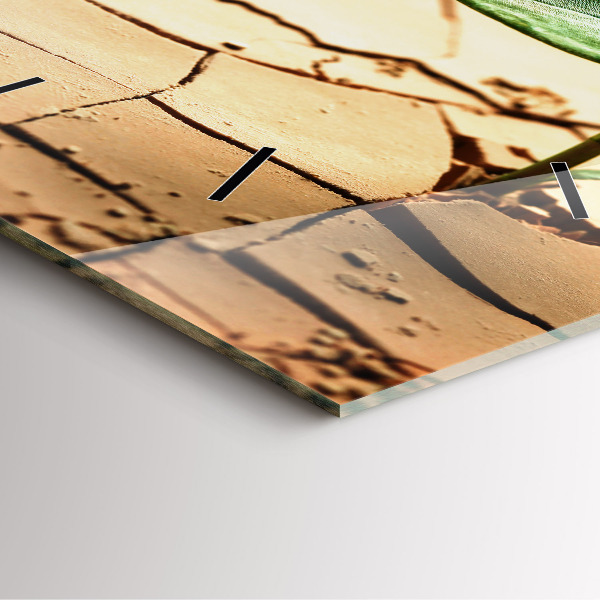 Wanduhr modern quadratisch Pflanze in getrockneter Erde