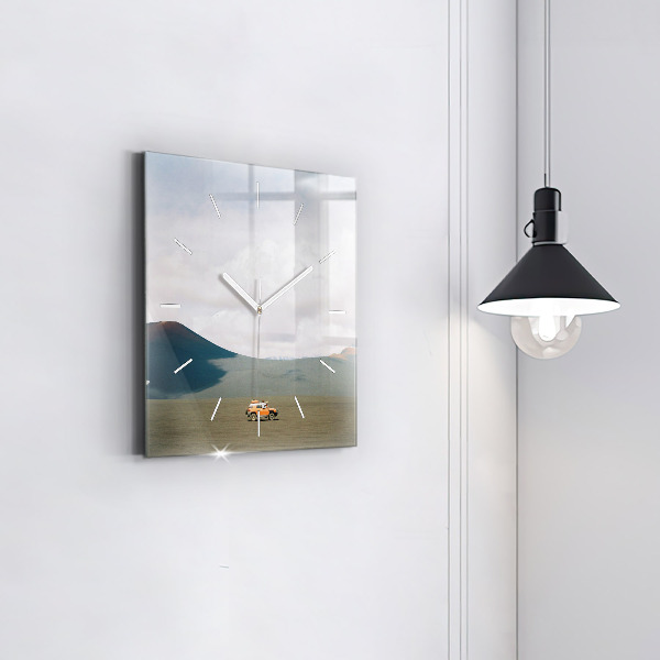 Wanduhr modern quadratisch Fahrzeug in der Wüste von Kamtschatka