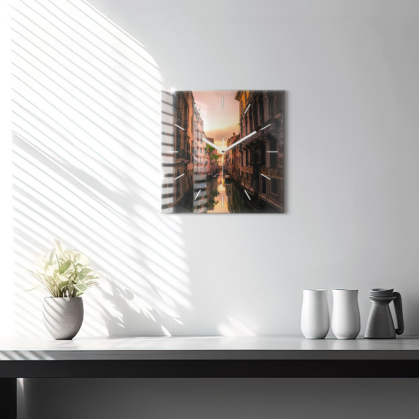 Wanduhr modern quadratisch Blick über den Kanal in der Stadt