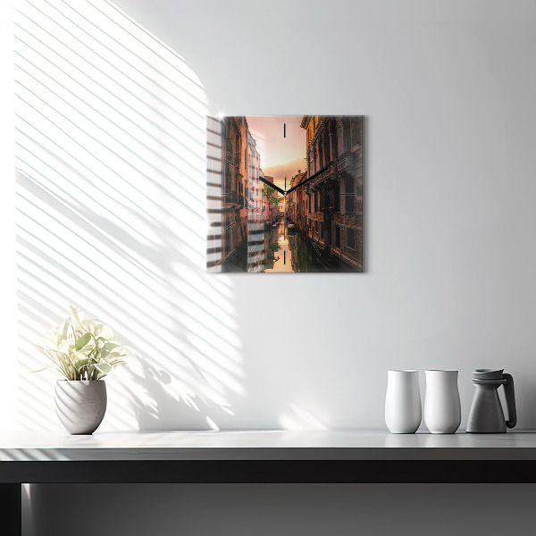 Wanduhr modern quadratisch Blick über den Kanal in der Stadt