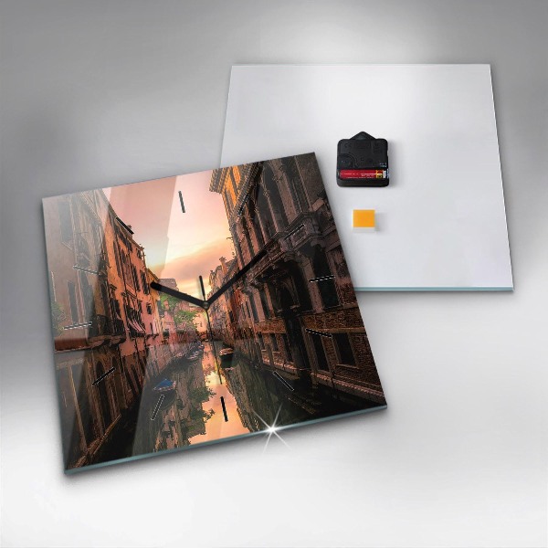 Wanduhr modern quadratisch Blick über den Kanal in der Stadt