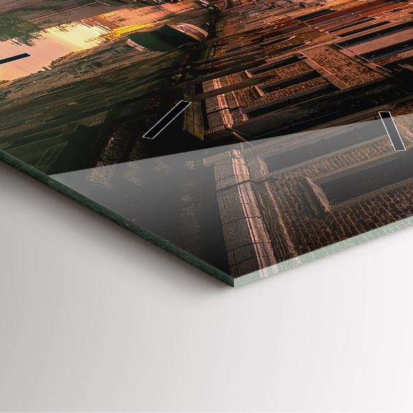 Wanduhr modern quadratisch Blick über den Kanal in der Stadt