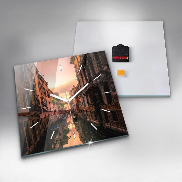 Wanduhr modern quadratisch Blick über den Kanal in der Stadt