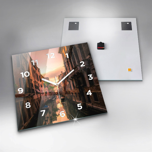 Wanduhr modern quadratisch Blick über den Kanal in der Stadt