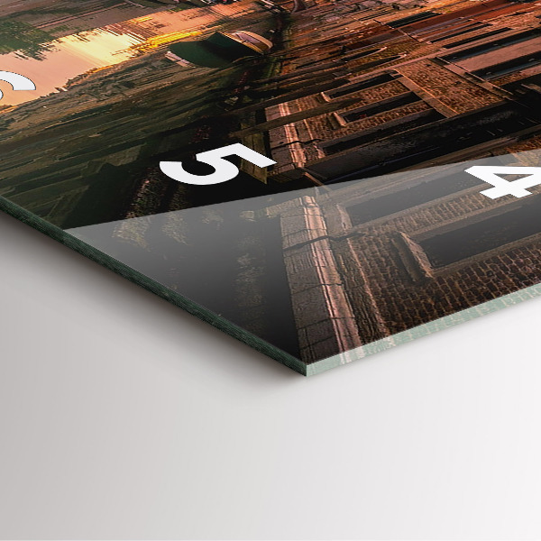 Wanduhr modern quadratisch Blick über den Kanal in der Stadt