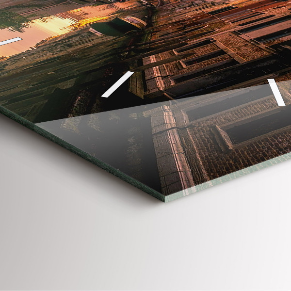 Wanduhr modern quadratisch Blick über den Kanal in der Stadt