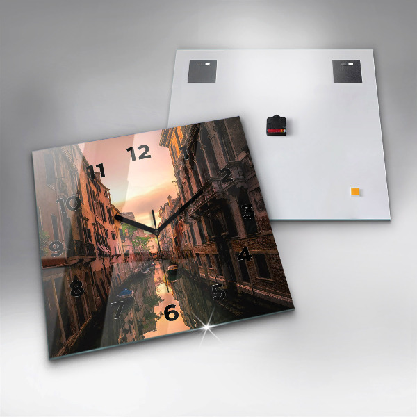 Wanduhr modern quadratisch Blick über den Kanal in der Stadt