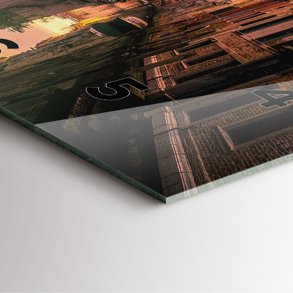 Wanduhr modern quadratisch Blick über den Kanal in der Stadt