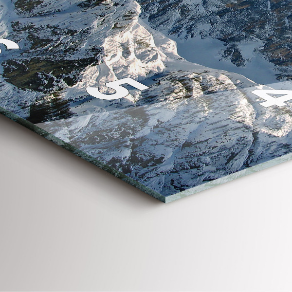 Wanduhr quadratisch Berge unter dem blauen Himmel