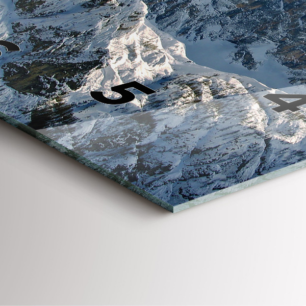 Wanduhr quadratisch Berge unter dem blauen Himmel