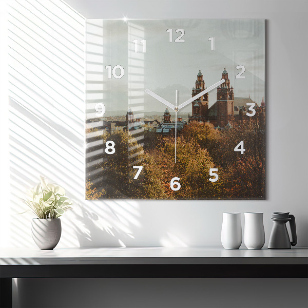 Wanduhr modern quadratisch Kunstgalerie in Glasgow