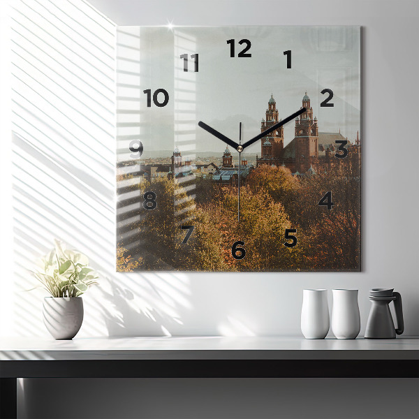 Wanduhr modern quadratisch Kunstgalerie in Glasgow