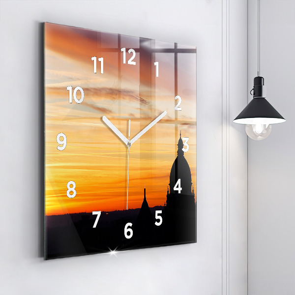 Wanduhr modern quadratisch Gebäude und Sonnenuntergang