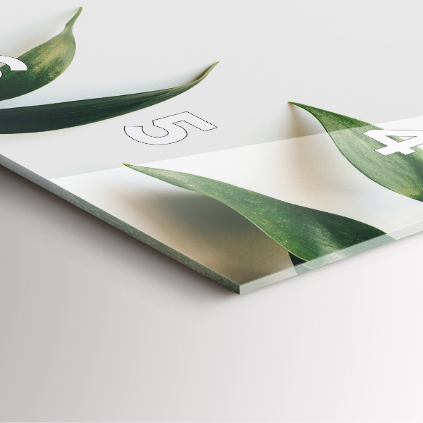 Wanduhr modern quadratisch Rahmen aus Blättern