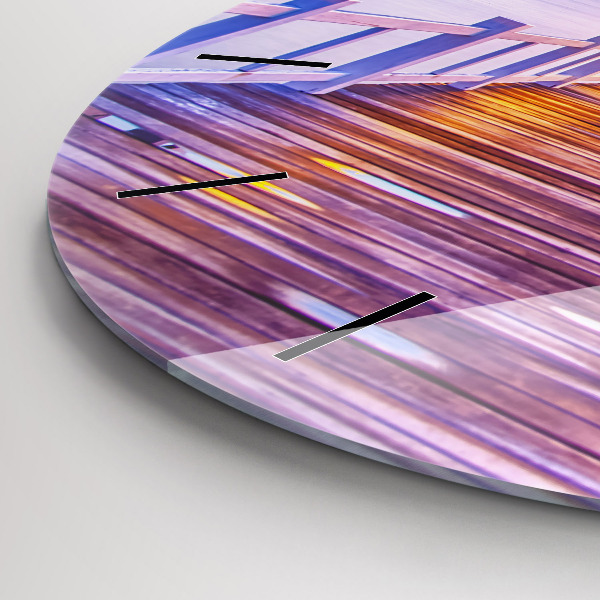 Wanduhr glas rund Brücke im Hafen am Abend