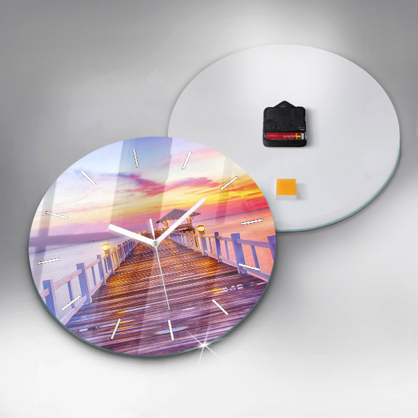 Wanduhr glas rund Brücke im Hafen am Abend