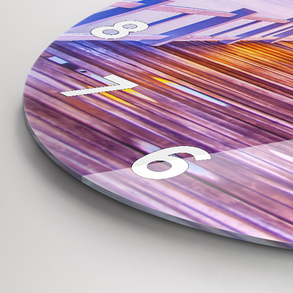 Wanduhr glas rund Brücke im Hafen am Abend