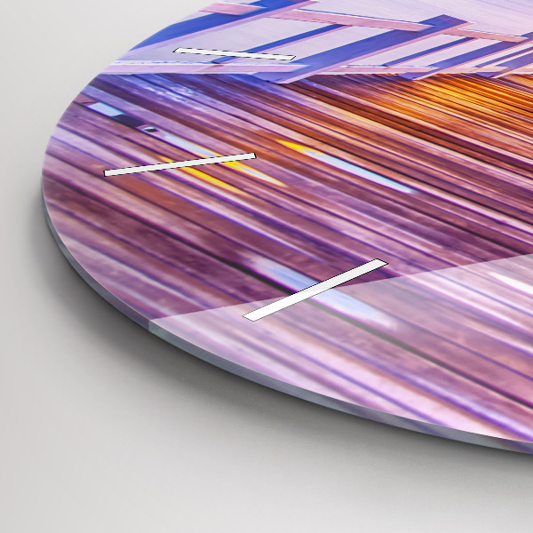 Wanduhr glas rund Brücke im Hafen am Abend