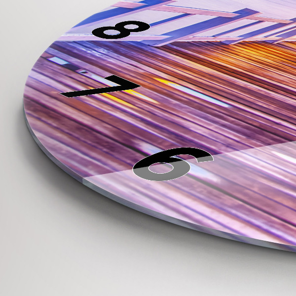 Wanduhr glas rund Brücke im Hafen am Abend