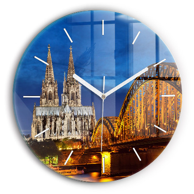 Wanduhr rund Brücke in Deutschland