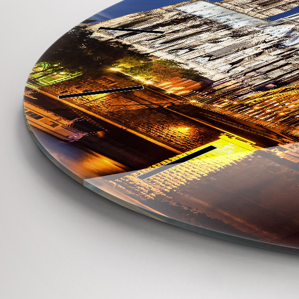 Wanduhr rund Brücke in Deutschland