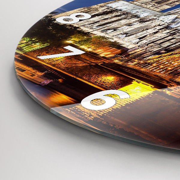 Wanduhr rund Brücke in Deutschland