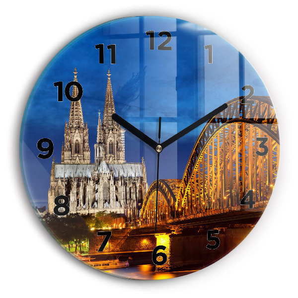Wanduhr rund Brücke in Deutschland