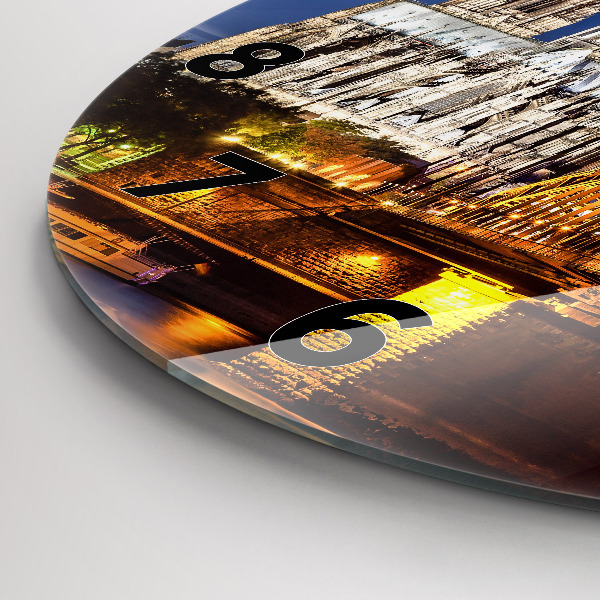 Wanduhr rund Brücke in Deutschland