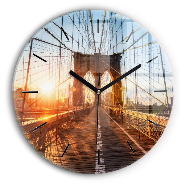 Wanduhr rund Brooklyn-Brücke NYC