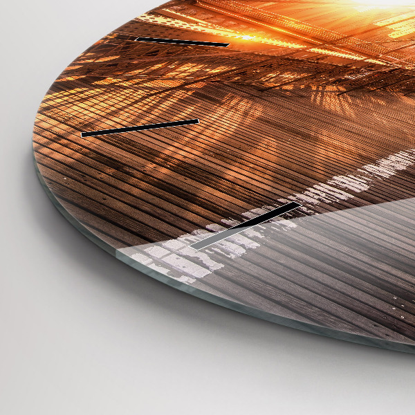 Wanduhr rund Brooklyn-Brücke NYC