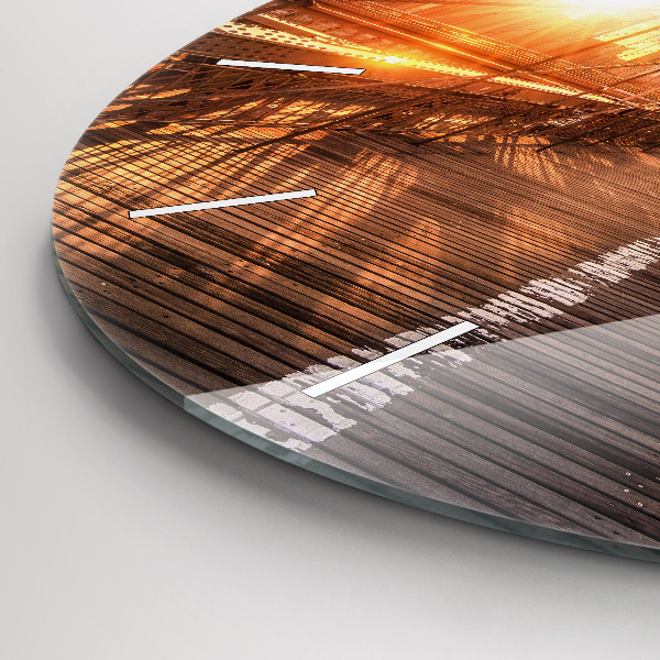 Wanduhr rund Brooklyn-Brücke NYC