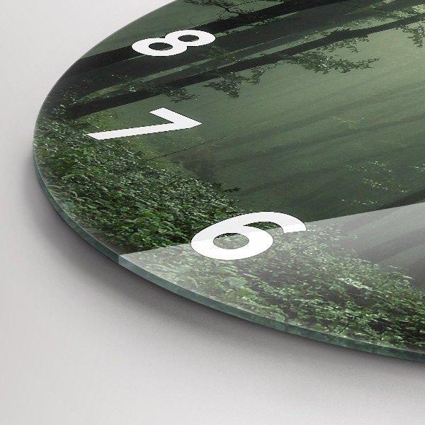 Wanduhr rund Nebliger Wald am Morgen