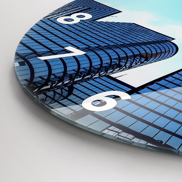 Wanduhr rund Flugzeug über Gebäuden