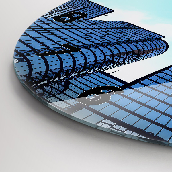 Wanduhr rund Flugzeug über Gebäuden