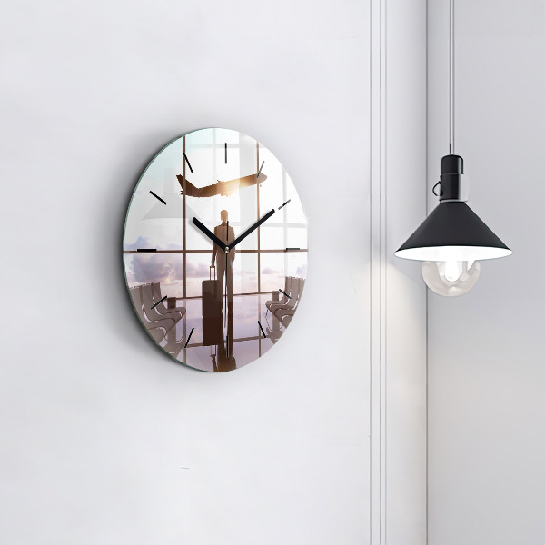 Wanduhr glas rund Mann auf dem Flughafen