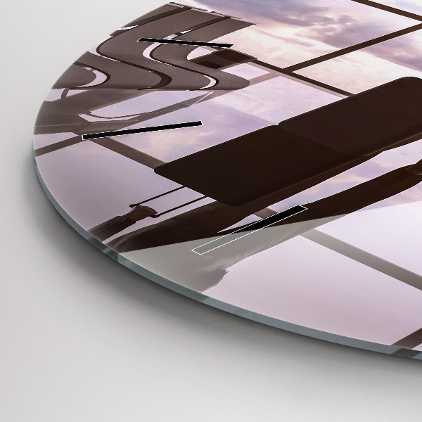 Wanduhr glas rund Mann auf dem Flughafen