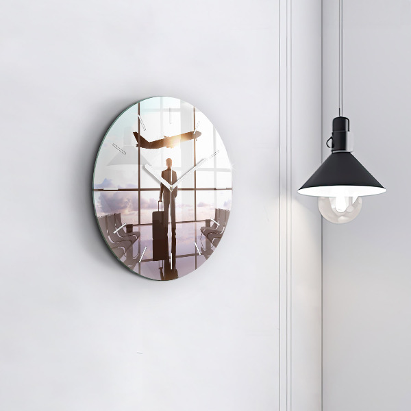 Wanduhr glas rund Mann auf dem Flughafen