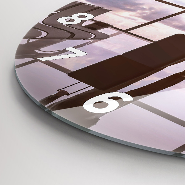 Wanduhr glas rund Mann auf dem Flughafen