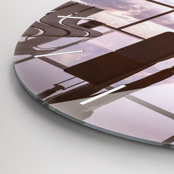 Wanduhr glas rund Mann auf dem Flughafen