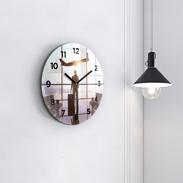 Wanduhr glas rund Mann auf dem Flughafen