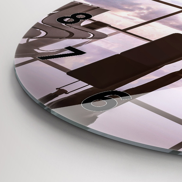 Wanduhr glas rund Mann auf dem Flughafen