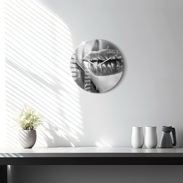 Wanduhr glas rund Mund einer Frau