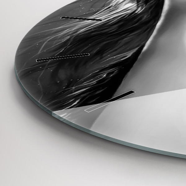 Wanduhr glas rund Mund einer Frau