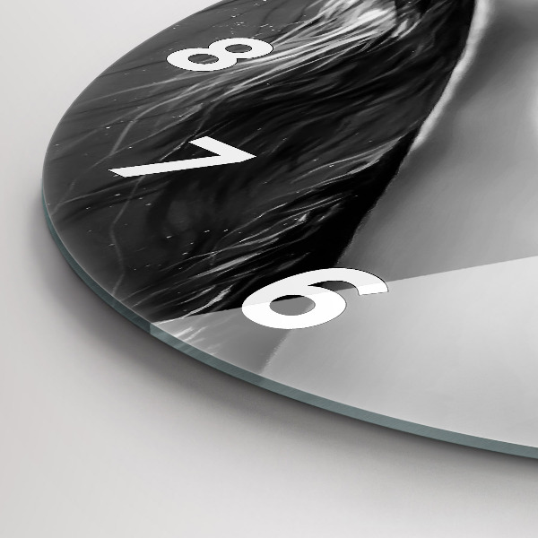 Wanduhr glas rund Mund einer Frau