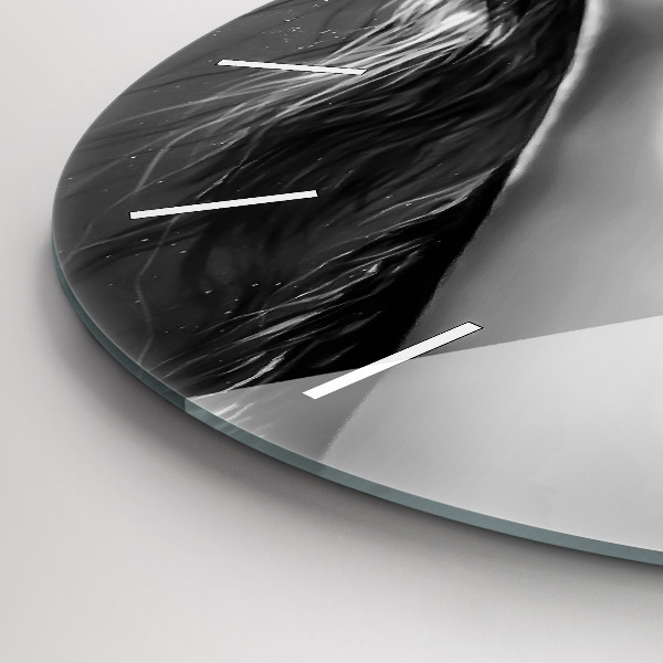 Wanduhr glas rund Mund einer Frau