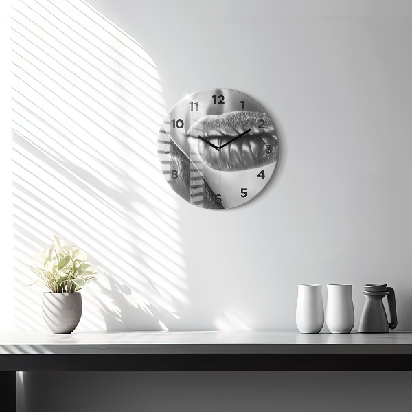 Wanduhr glas rund Mund einer Frau