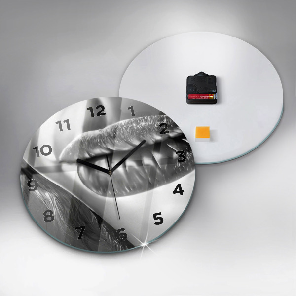 Wanduhr glas rund Mund einer Frau