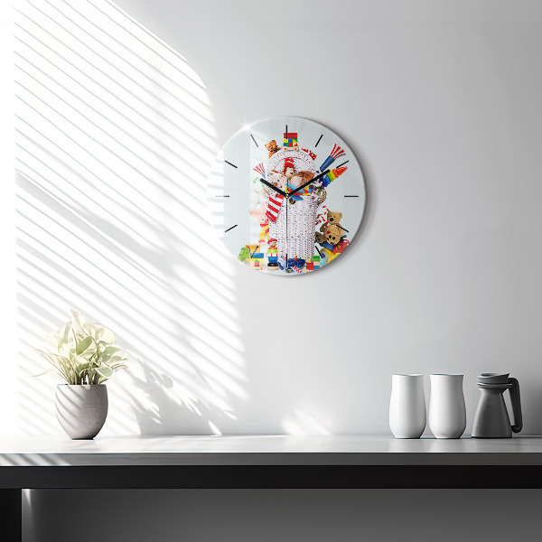 Wanduhr glas rund Weidenkorb mit Spielzeug